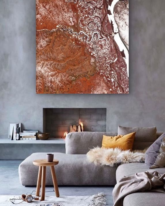 Poster satellite au-dessus d'une cheminée dans un salon